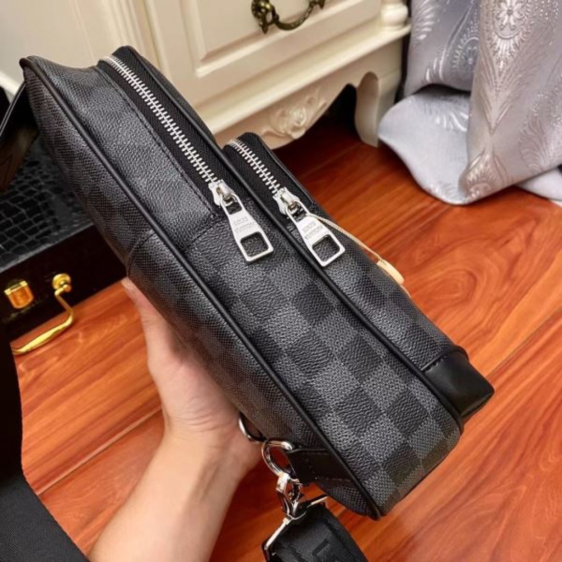 シンプルで美しい LOUIS VUITTON ルイヴィトン コピー チェストバッグ 高級感