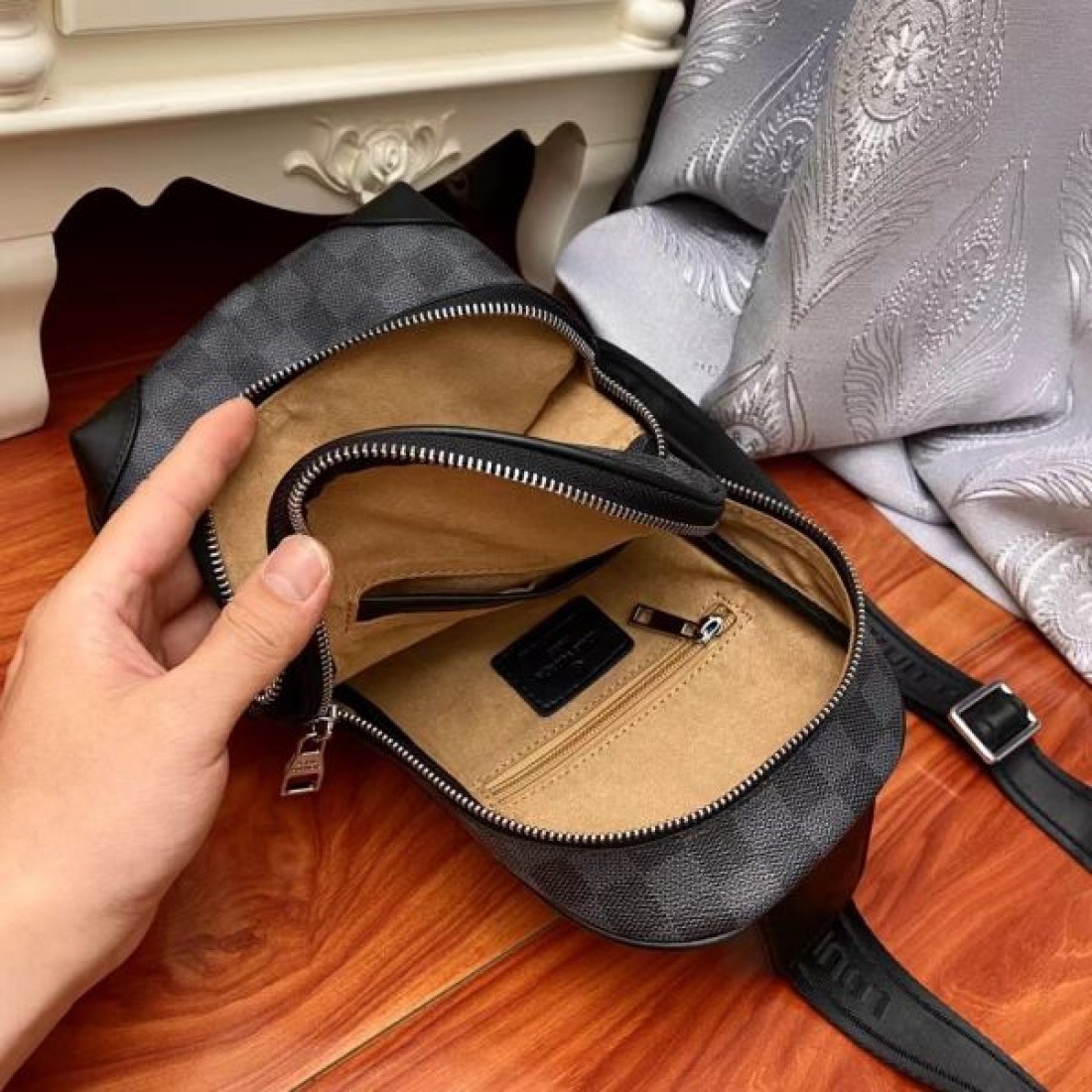 シンプルで美しい LOUIS VUITTON ルイヴィトン コピー チェストバッグ 高級感
