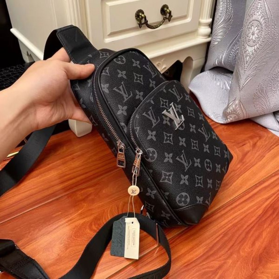 高級感が際立つ LOUIS VUITTON ルイヴィトン コピー チェストバッグ まろやかな