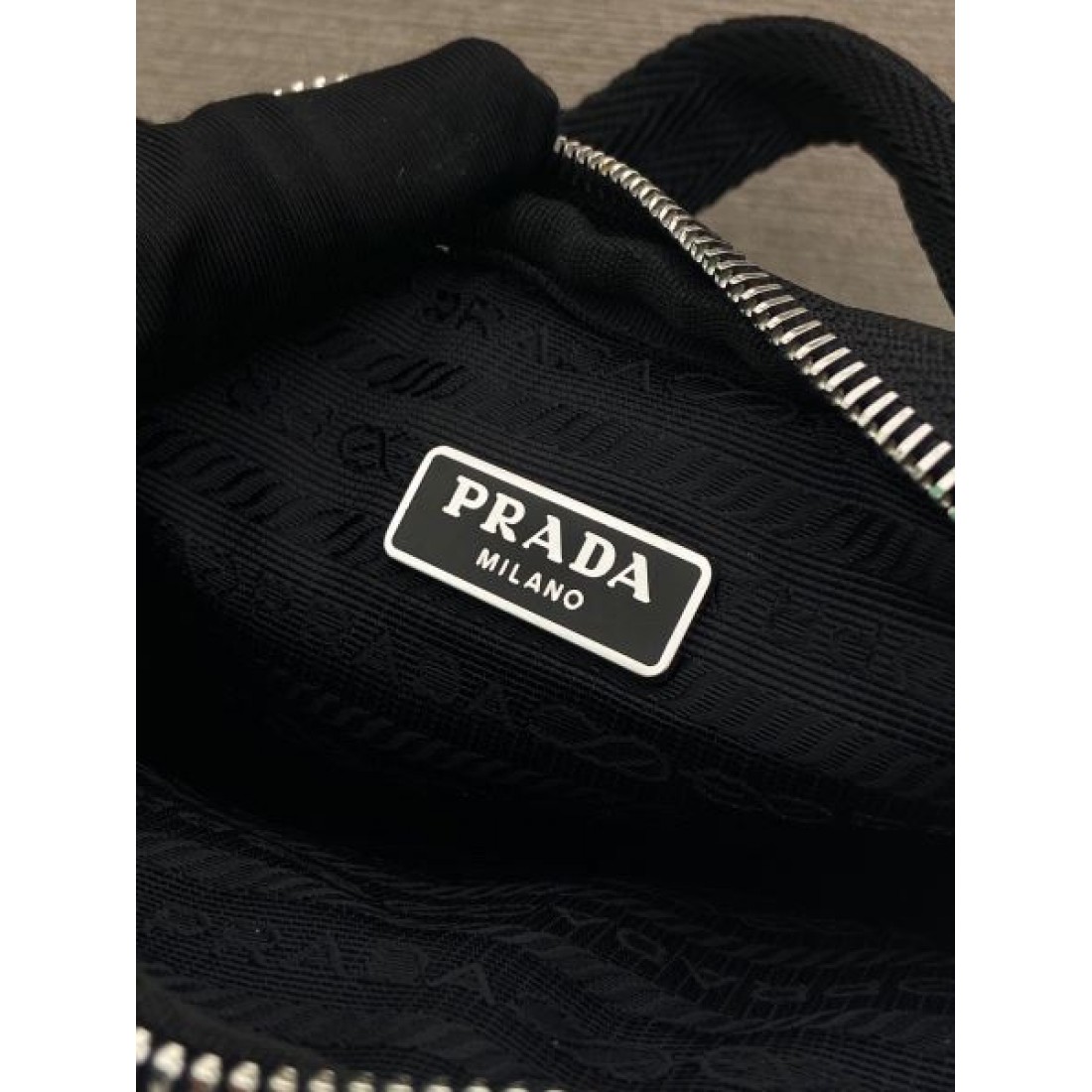 ギフトにも最適 PRADA プラダ コピー チェストバッグ ファッション好き必見