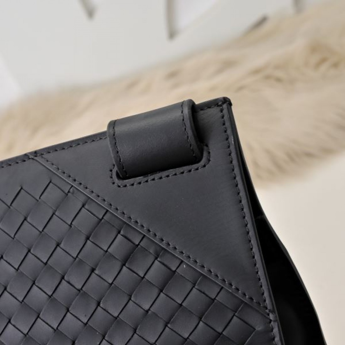 オールシーズン活躍 BOTTEGA VENETA ボッテガヴェネタ コピー ショルダーバッグ 大人カジュアルに