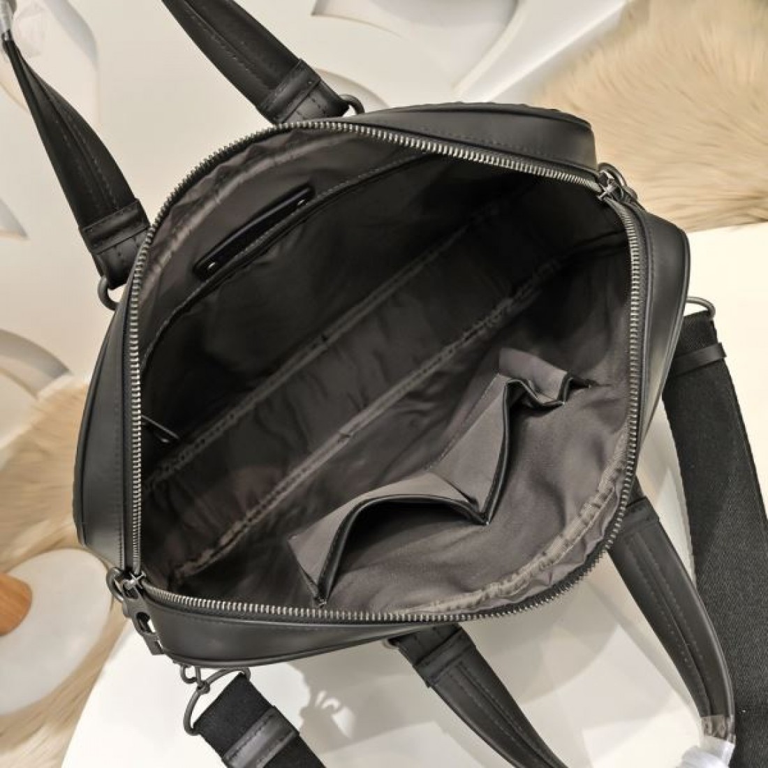 美しさと機能性 BOTTEGA VENETA ボッテガヴェネタ コピー ブリーフケース