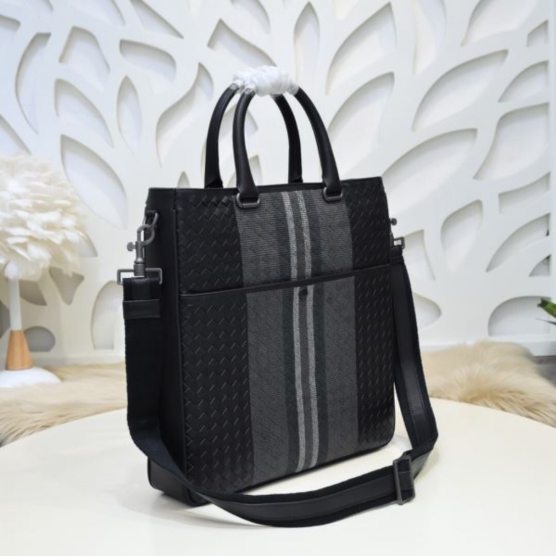 質な佇まいを放つ BOTTEGA VENETA ボッテガヴェネタ コピー ブリーフケース