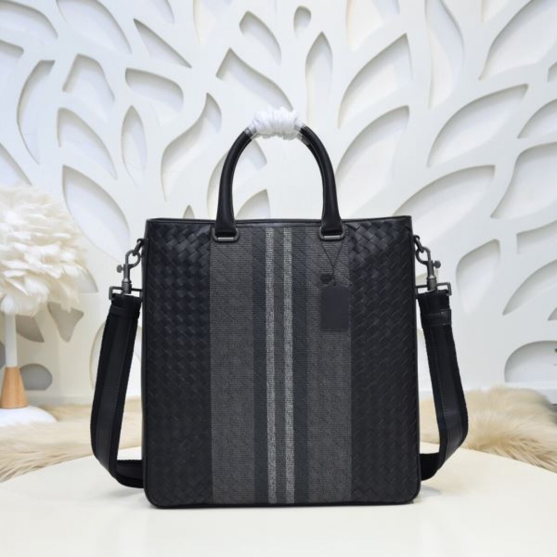 質な佇まいを放つ BOTTEGA VENETA ボッテガヴェネタ コピー ブリーフケース