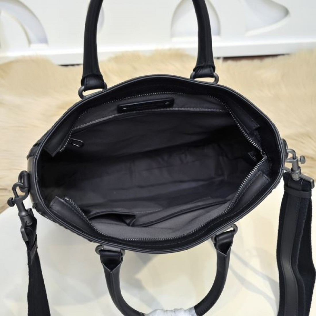 質な佇まいを放つ BOTTEGA VENETA ボッテガヴェネタ コピー ブリーフケース