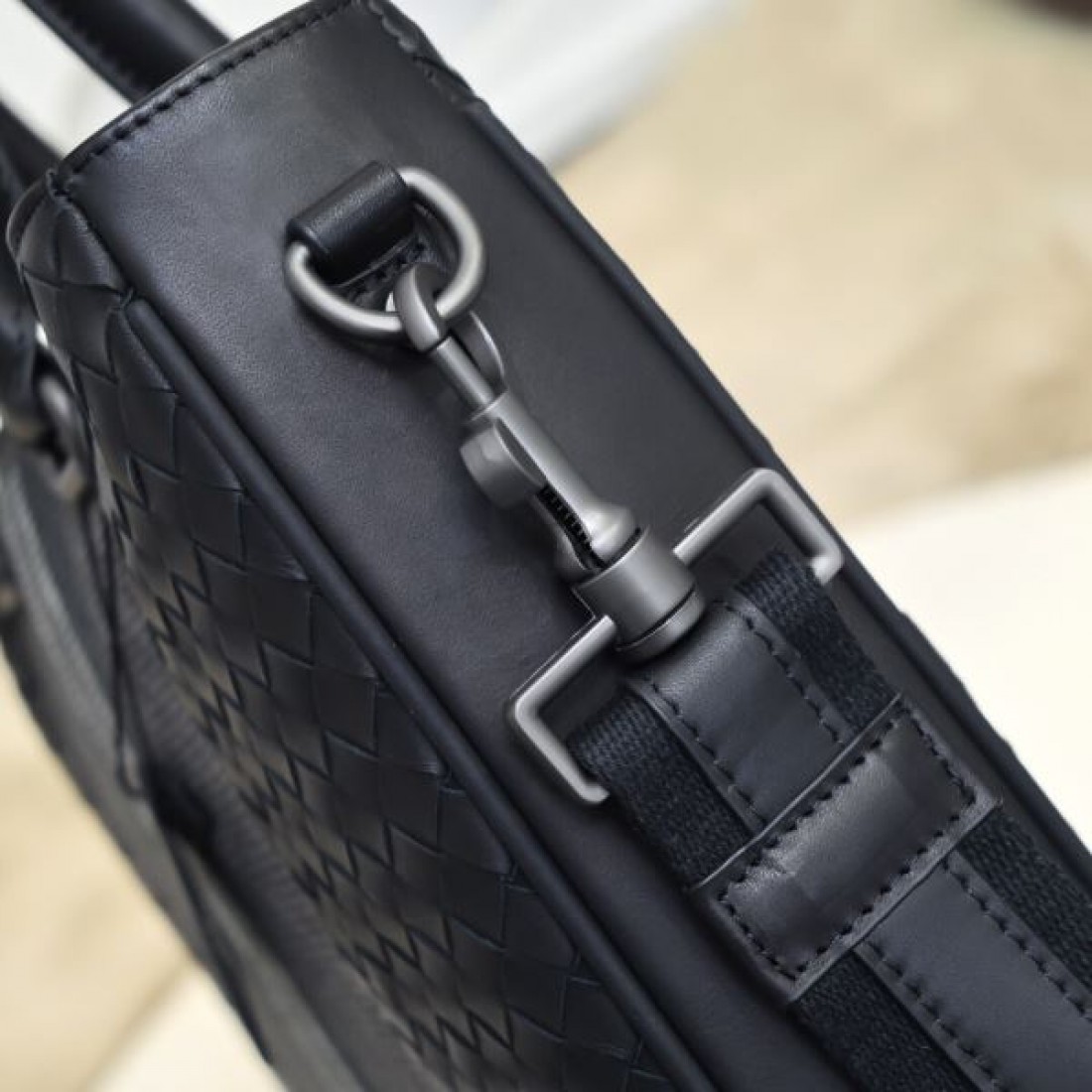 質な佇まいを放つ BOTTEGA VENETA ボッテガヴェネタ コピー ブリーフケース