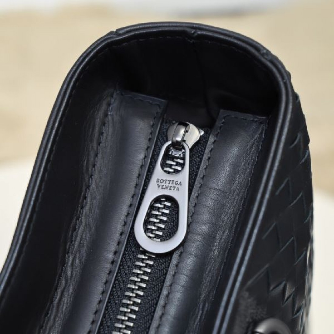 質な佇まいを放つ BOTTEGA VENETA ボッテガヴェネタ コピー ブリーフケース