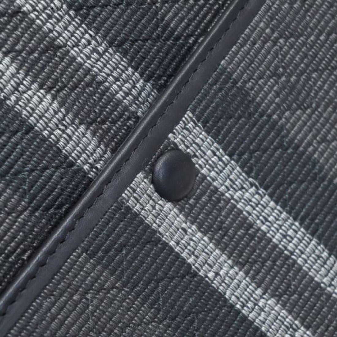質な佇まいを放つ BOTTEGA VENETA ボッテガヴェネタ コピー ブリーフケース