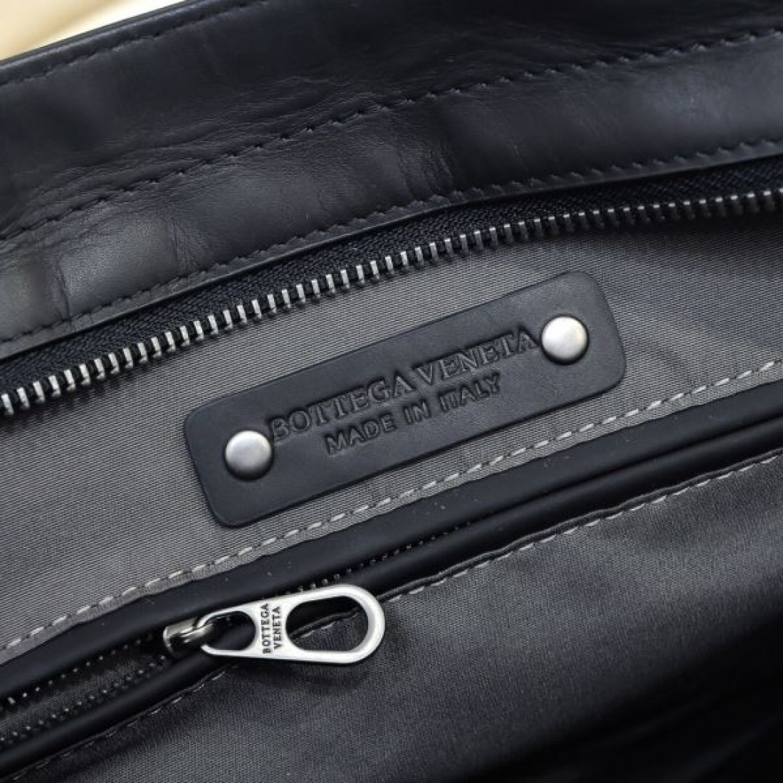 質な佇まいを放つ BOTTEGA VENETA ボッテガヴェネタ コピー ブリーフケース