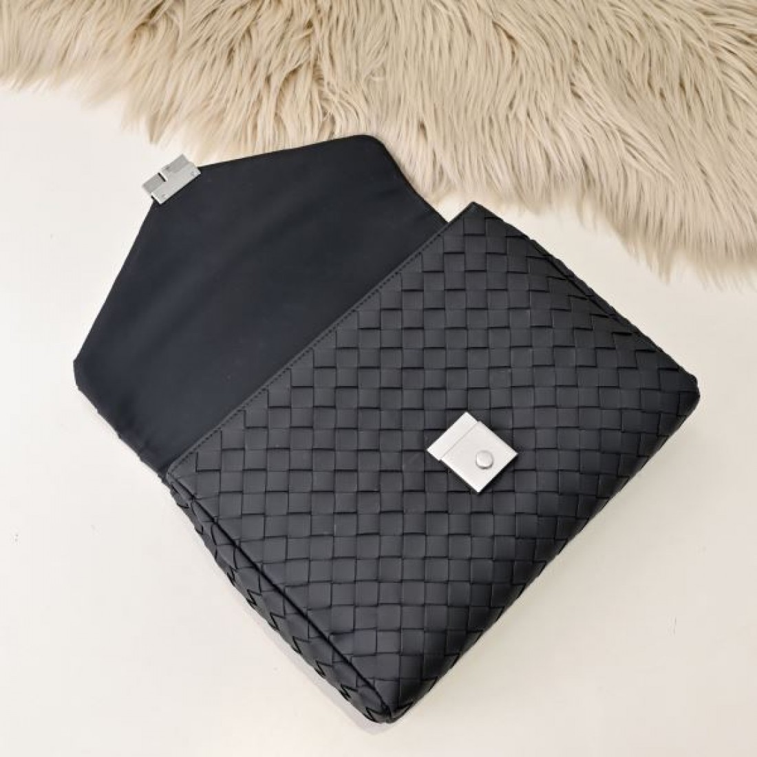 ラインと落ち着きのある BOTTEGA VENETA ボッテガヴェネタ コピー クラッチバッグ