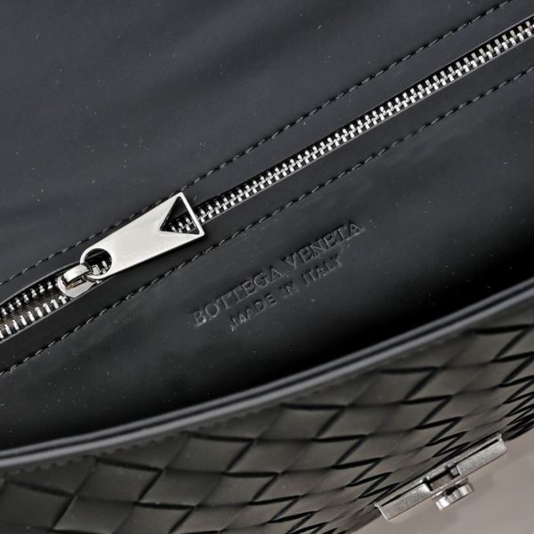 ラインと落ち着きのある BOTTEGA VENETA ボッテガヴェネタ コピー クラッチバッグ