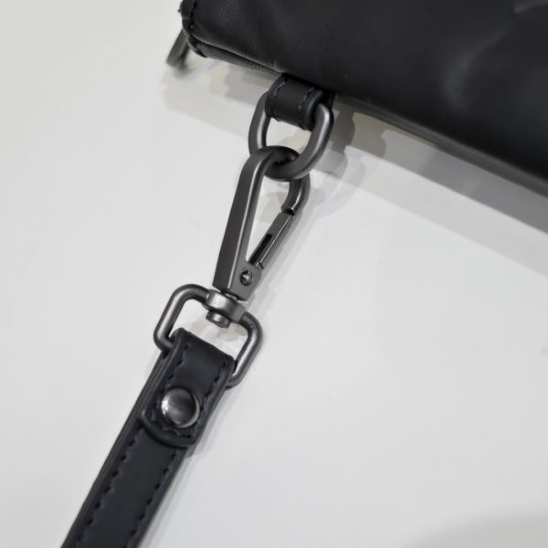 BOTTEGA VENETA ボッテガヴェネタ コピー クラッチバッグ ミニマルで優雅な魅力を放つ