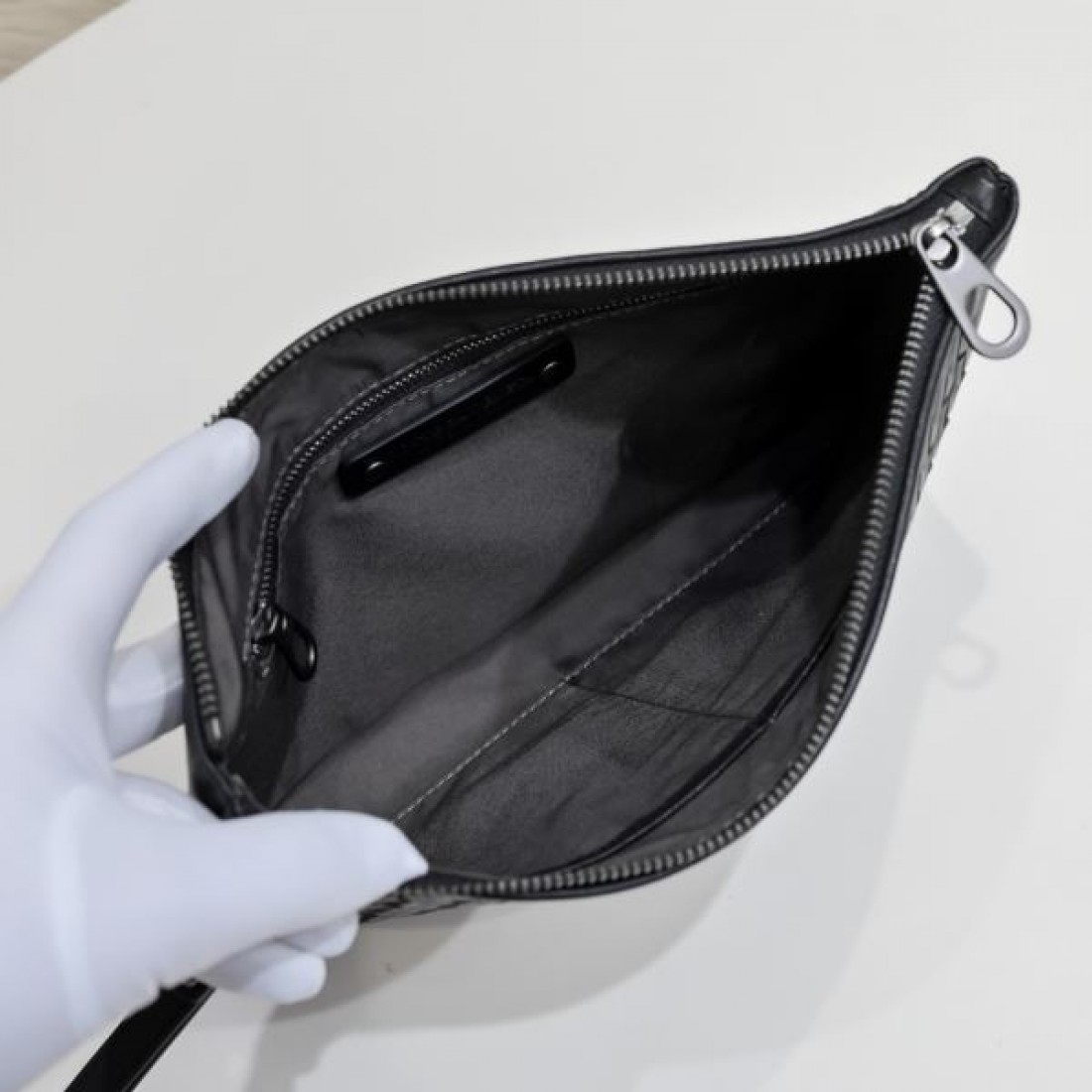 BOTTEGA VENETA ボッテガヴェネタ コピー クラッチバッグ ミニマルで優雅な魅力を放つ