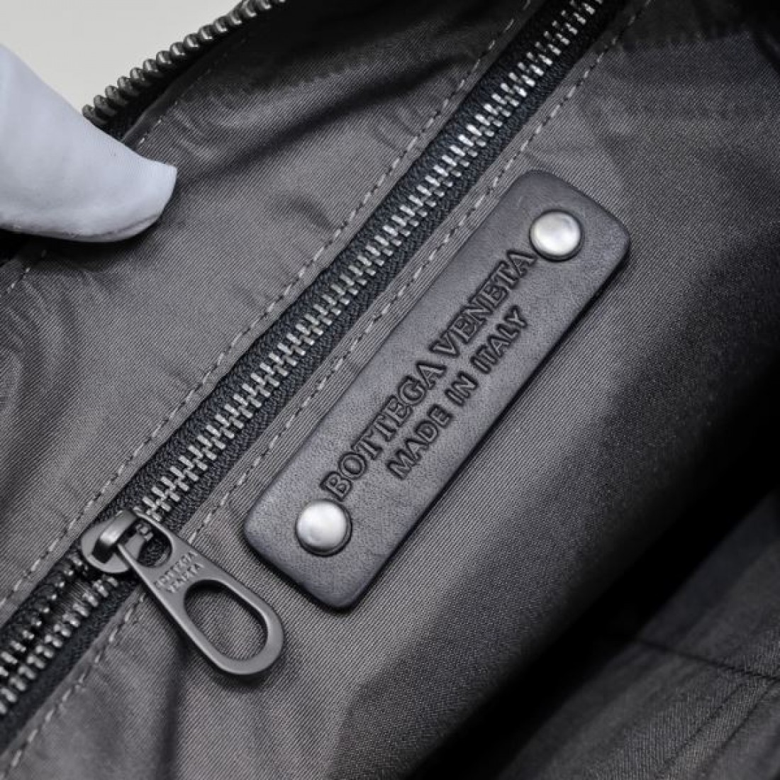 BOTTEGA VENETA ボッテガヴェネタ コピー クラッチバッグ ミニマルで優雅な魅力を放つ