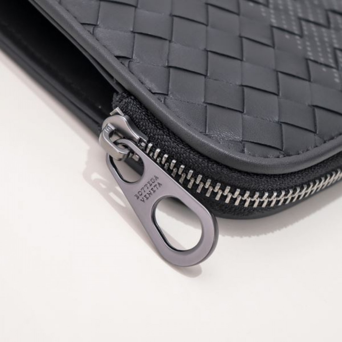 ボッテガヴェネタ コピー クラッチバッグ BOTTEGA VENETA 知的で都会的なスタイル