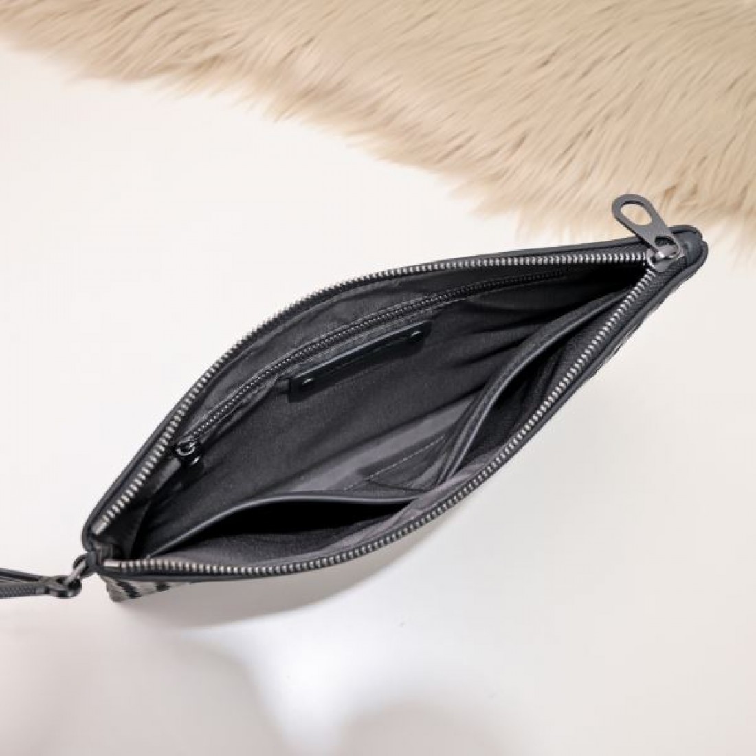 控えめな美しさが光る BOTTEGA VENETA ボッテガヴェネタ コピー クラッチバッグ