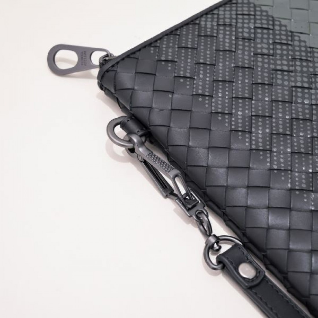 控えめな美しさが光る BOTTEGA VENETA ボッテガヴェネタ コピー クラッチバッグ
