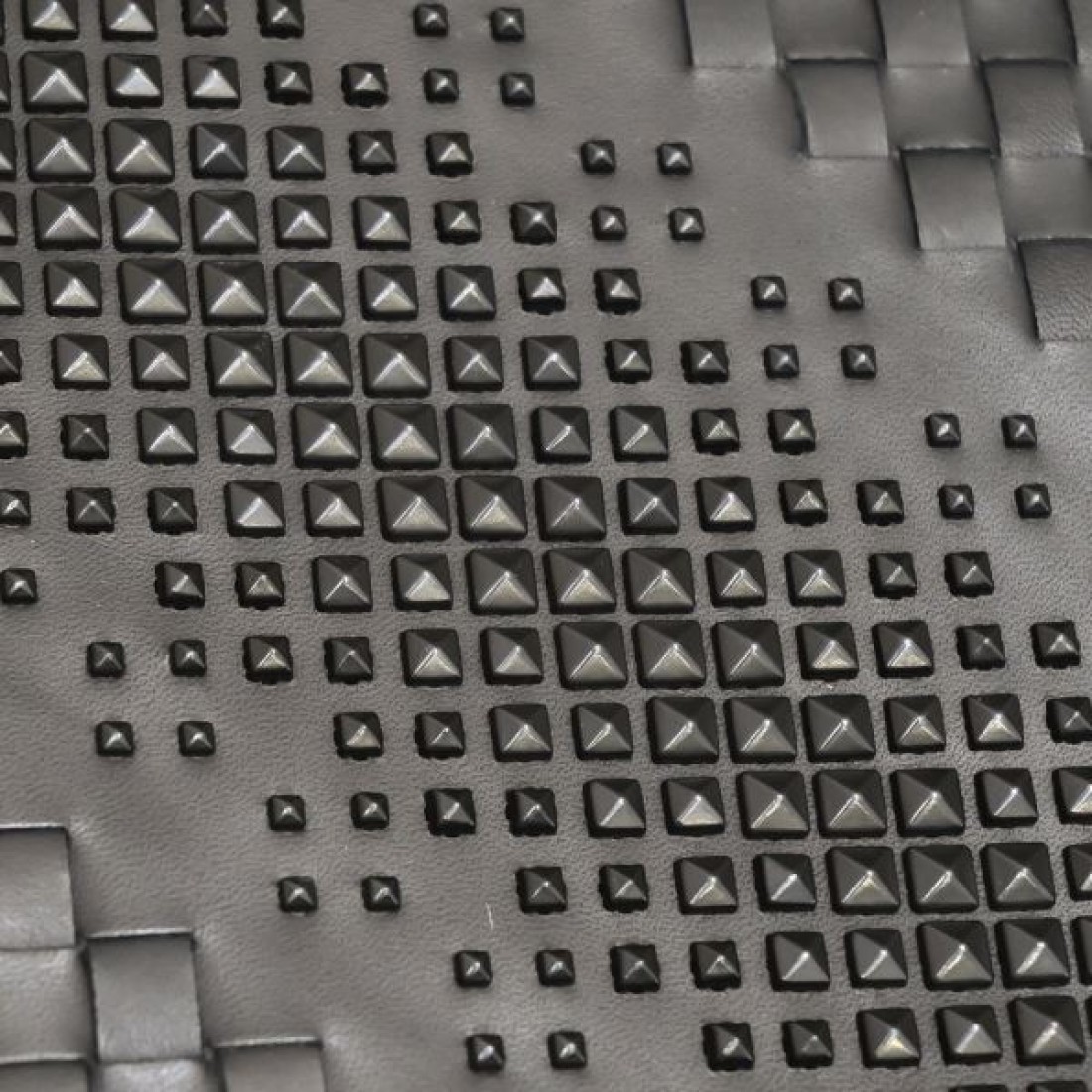 ボッテガヴェネタ コピー クラッチバッグ BOTTEGA VENETA 柔らかさと品格の絶妙バランス