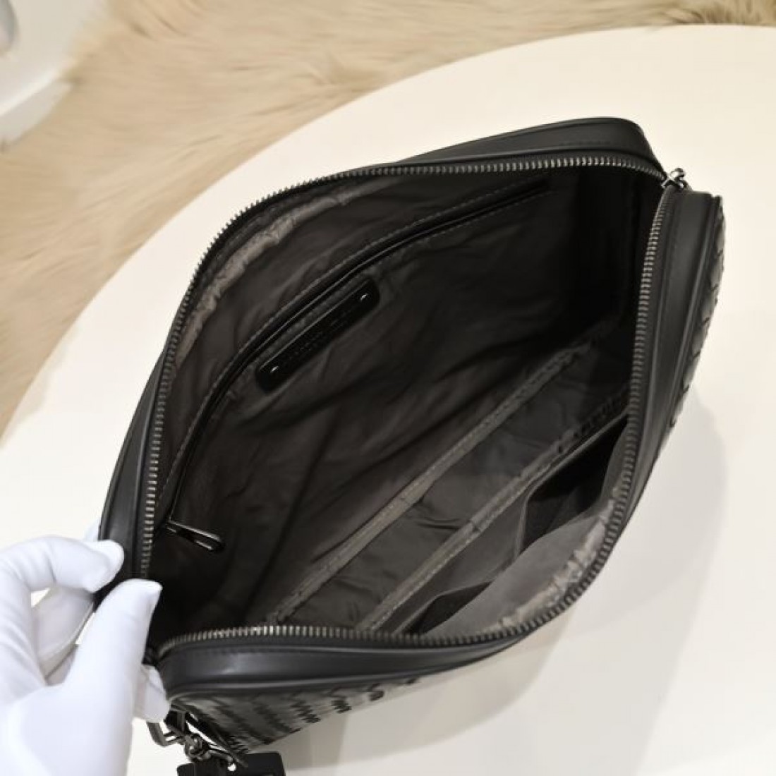 クラフト感と現代性を兼ね備えた BOTTEGA VENETA ボッテガヴェネタ コピー クラッチバッグ
