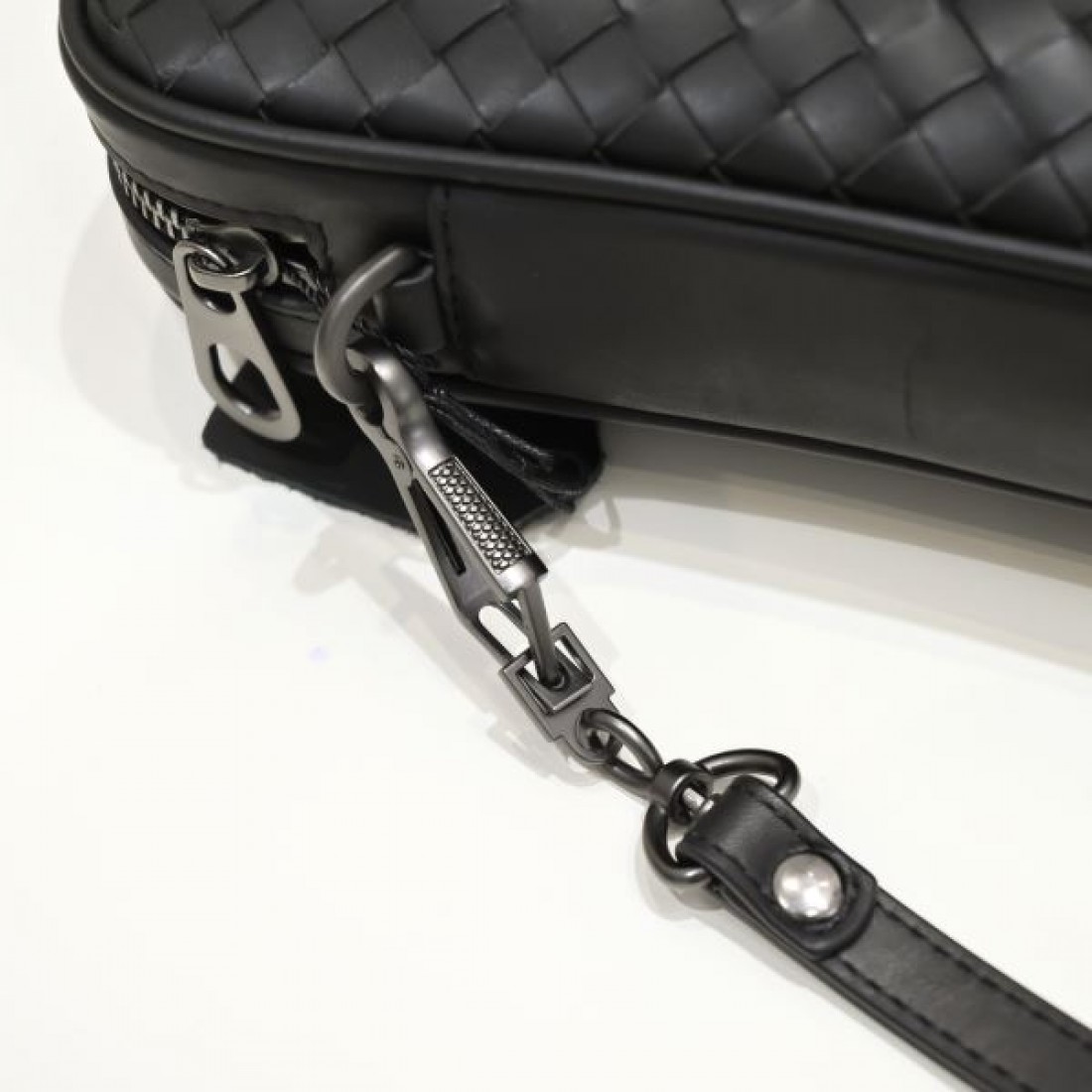 クラフト感と現代性を兼ね備えた BOTTEGA VENETA ボッテガヴェネタ コピー クラッチバッグ