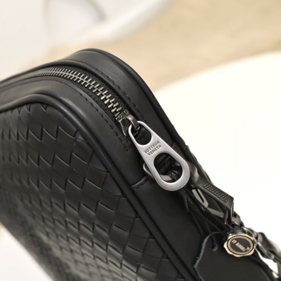 クラフト感と現代性を兼ね備えた BOTTEGA VENETA ボッテガヴェネタ コピー クラッチバッグ