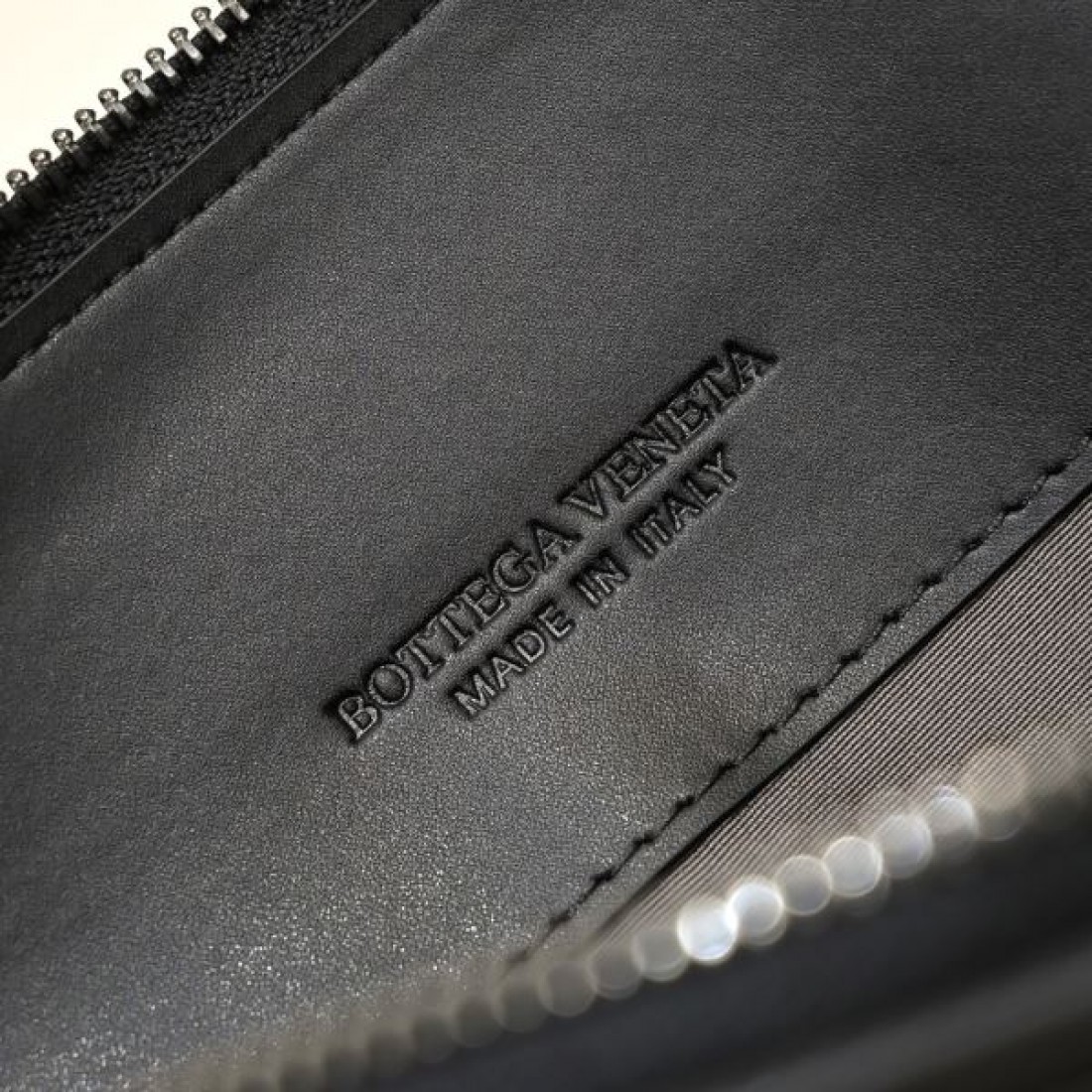 クラフト感と現代性を兼ね備えた BOTTEGA VENETA ボッテガヴェネタ コピー クラッチバッグ