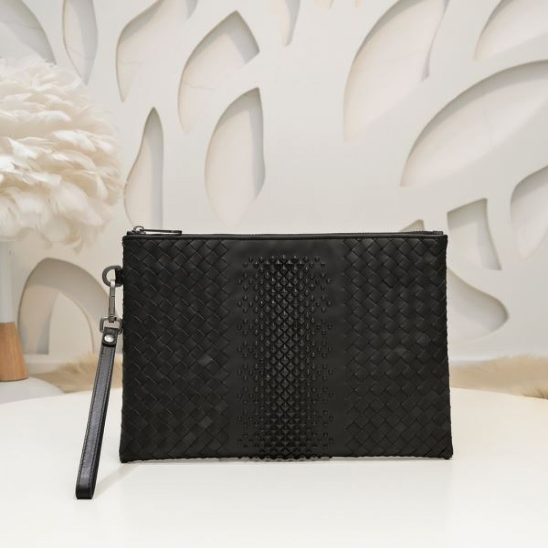 落ち着いたとミニマルな BOTTEGA VENETA ボッテガヴェネタ 偽物 クラッチバッグ