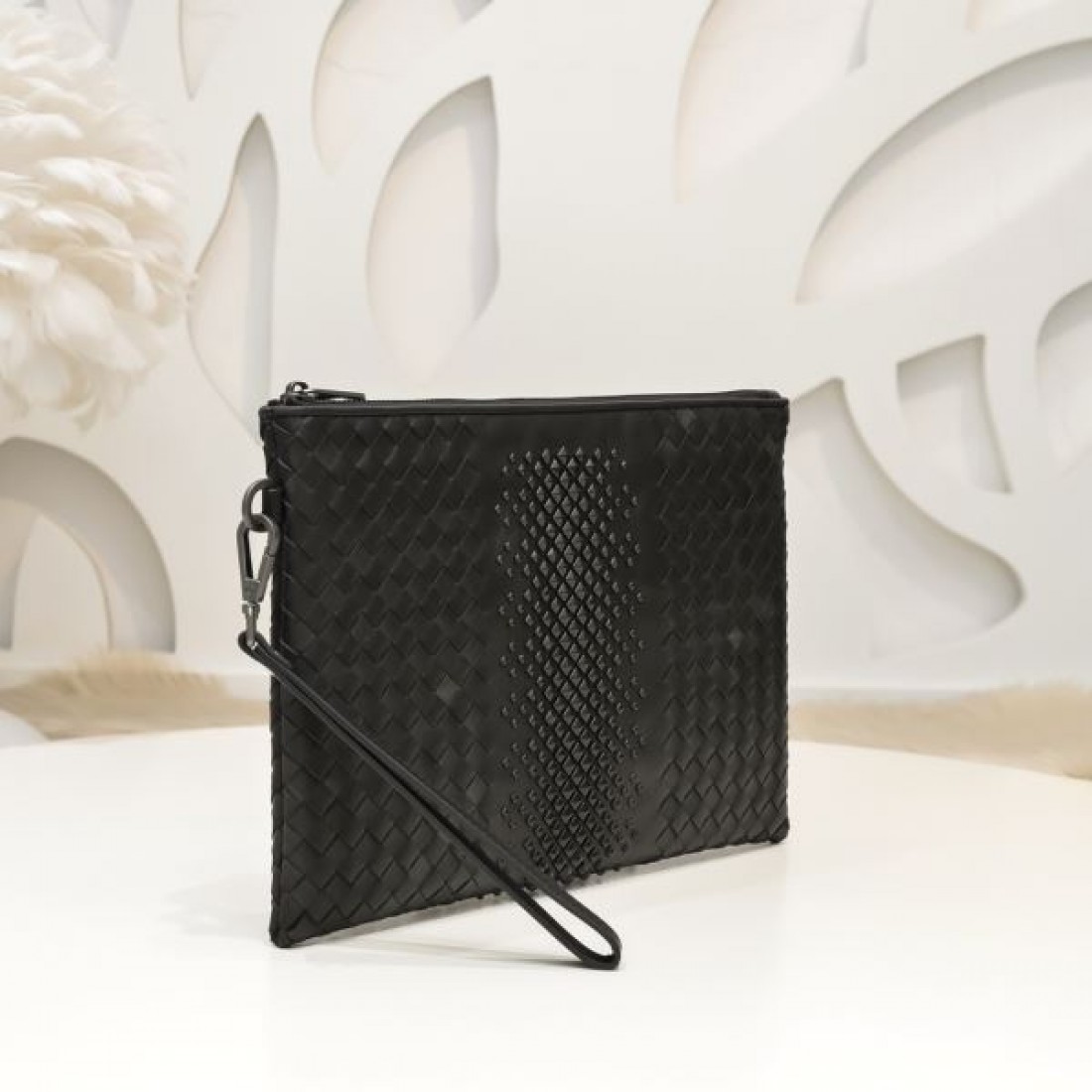 落ち着いたとミニマルな BOTTEGA VENETA ボッテガヴェネタ 偽物 クラッチバッグ