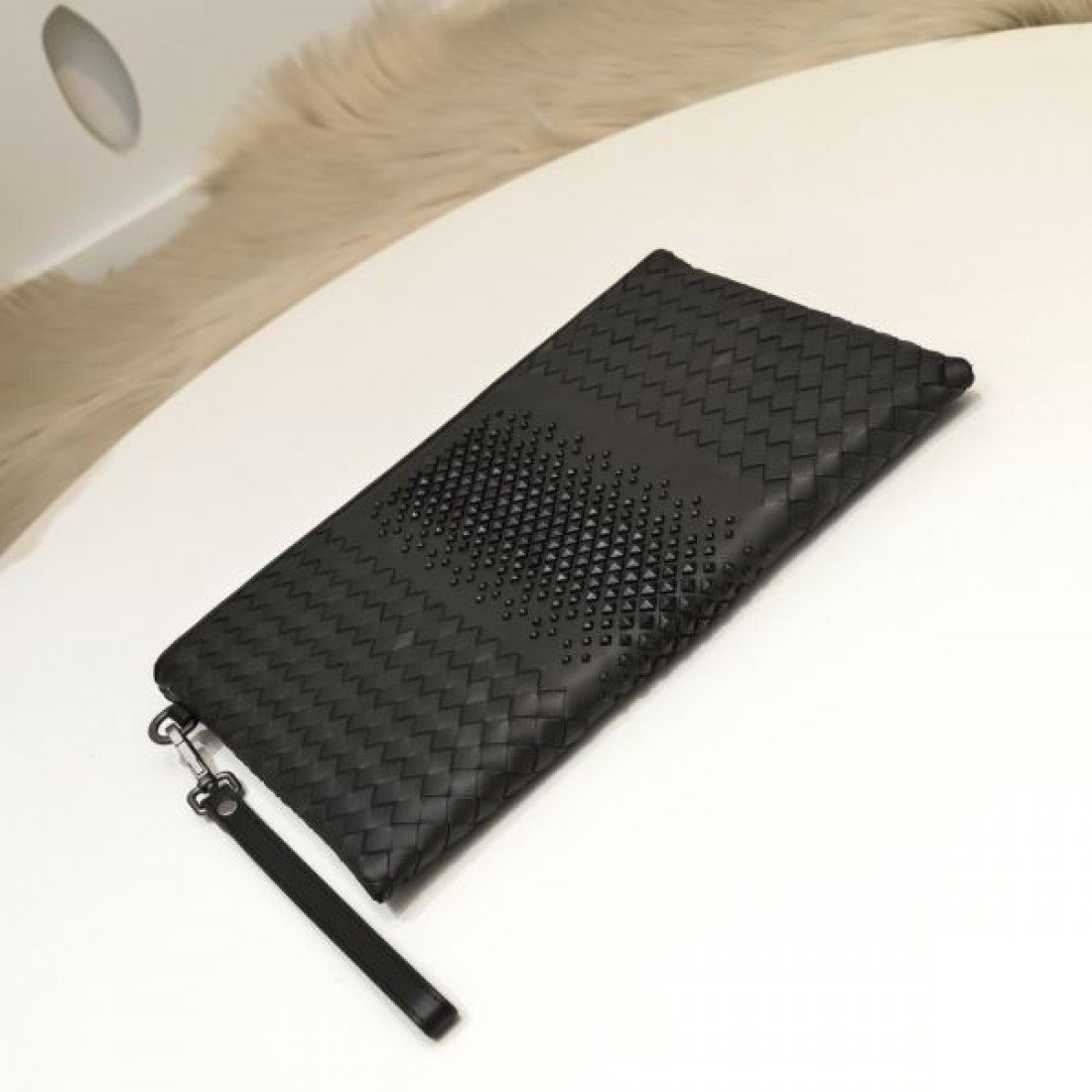 落ち着いたとミニマルな BOTTEGA VENETA ボッテガヴェネタ 偽物 クラッチバッグ