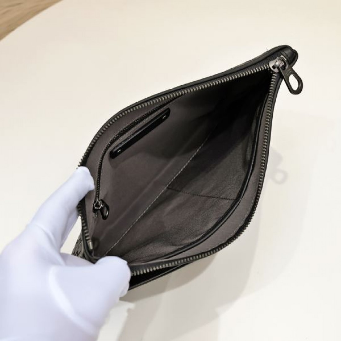 落ち着いたとミニマルな BOTTEGA VENETA ボッテガヴェネタ 偽物 クラッチバッグ