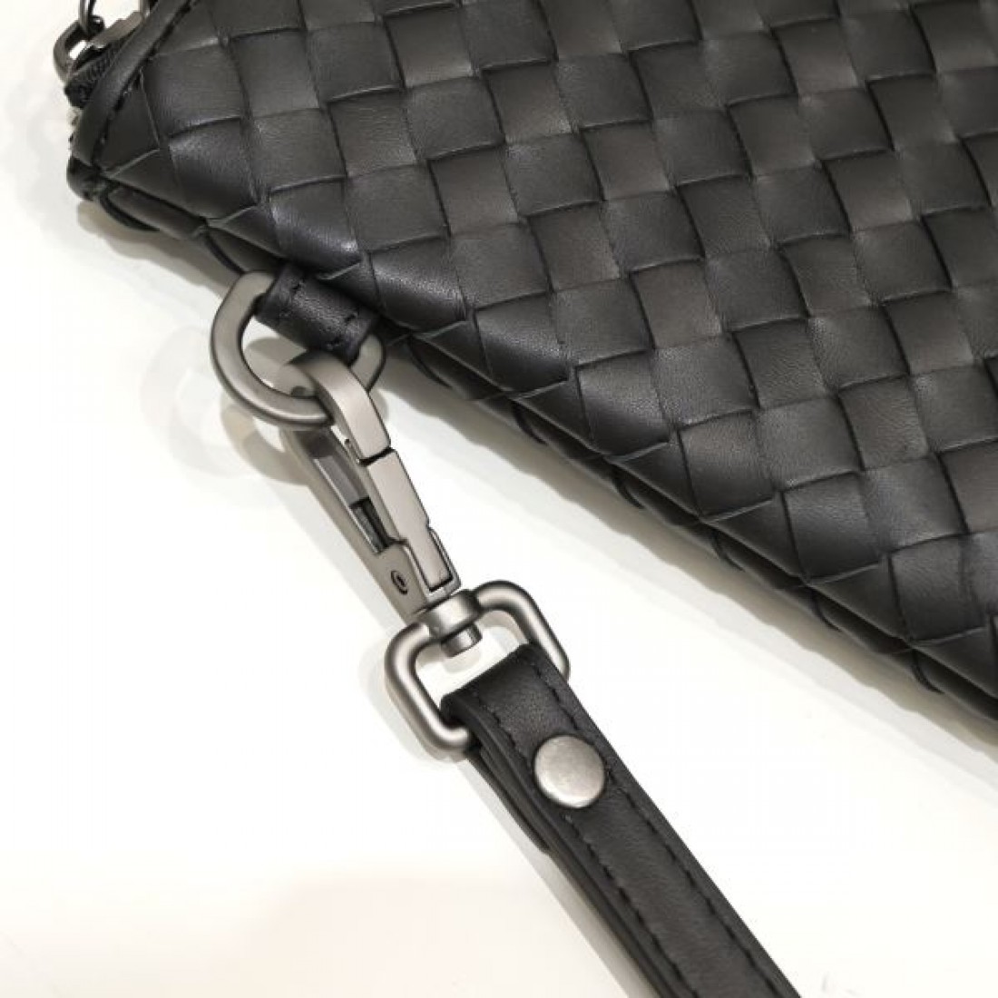 落ち着いたとミニマルな BOTTEGA VENETA ボッテガヴェネタ 偽物 クラッチバッグ