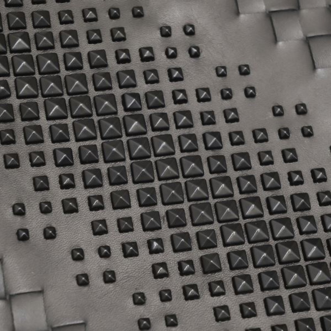 落ち着いたとミニマルな BOTTEGA VENETA ボッテガヴェネタ 偽物 クラッチバッグ