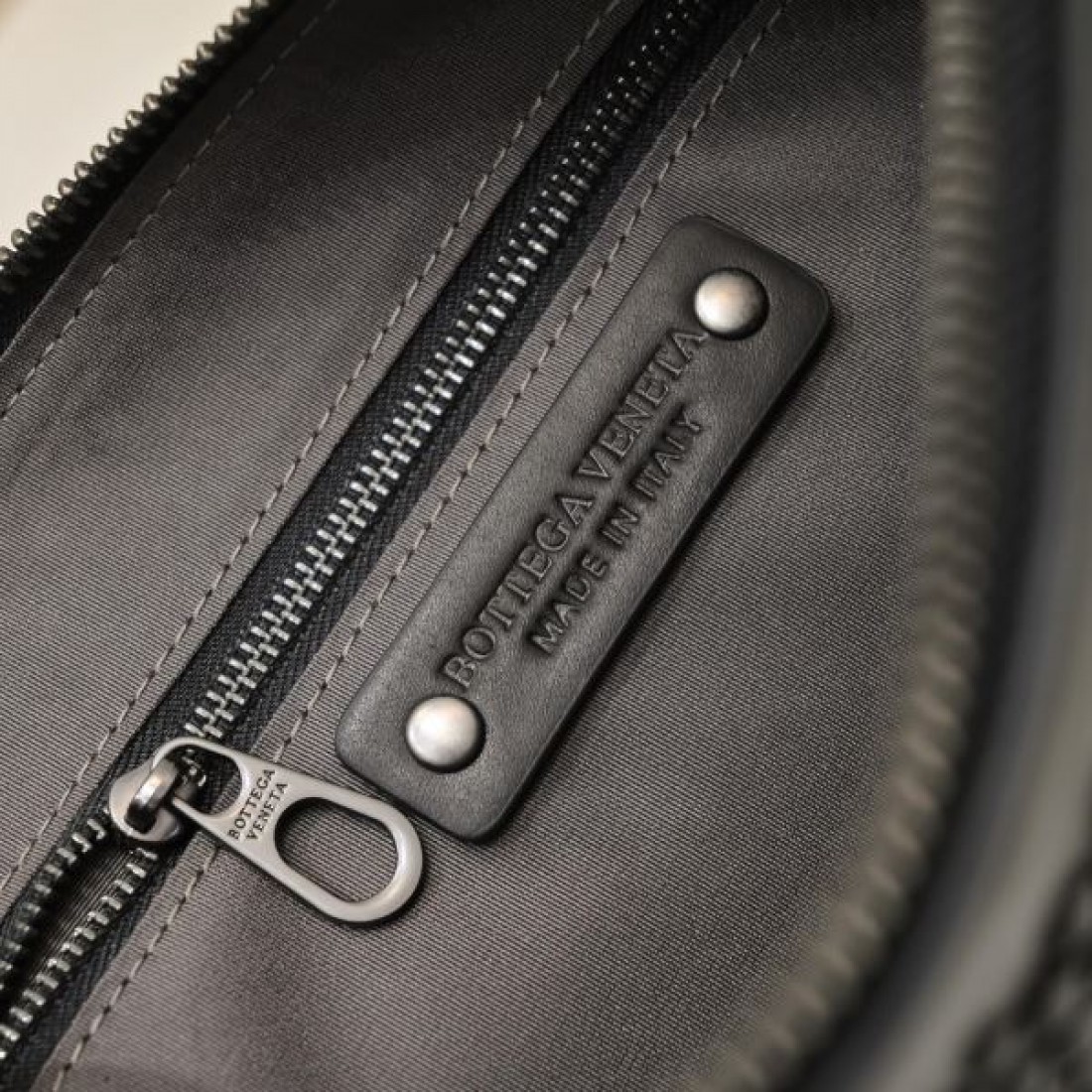 落ち着いたとミニマルな BOTTEGA VENETA ボッテガヴェネタ 偽物 クラッチバッグ