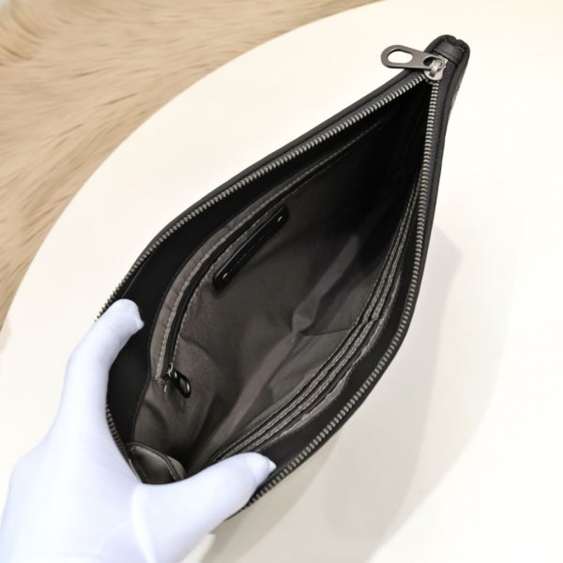 BOTTEGA VENETA ボッテガヴェネタ 偽物 クラッチバッグ 上品で現代的な魅力