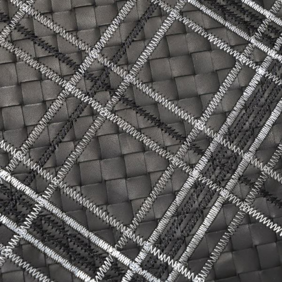 BOTTEGA VENETA ボッテガヴェネタ 偽物 クラッチバッグ 上品で現代的な魅力