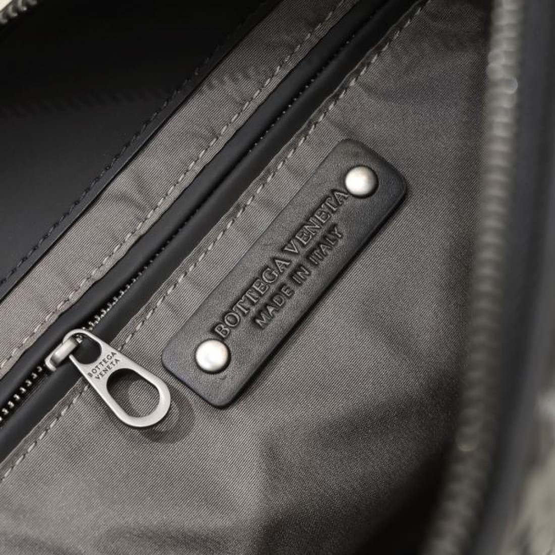 BOTTEGA VENETA ボッテガヴェネタ 偽物 クラッチバッグ 上品で現代的な魅力