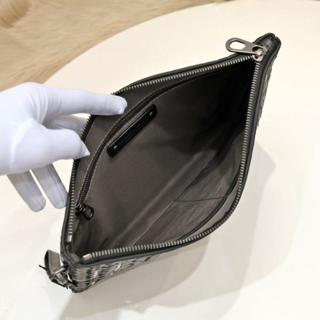 エフォートレスで洗練された BOTTEGA VENETA ボッテガヴェネタ 偽物 クラッチバッグ