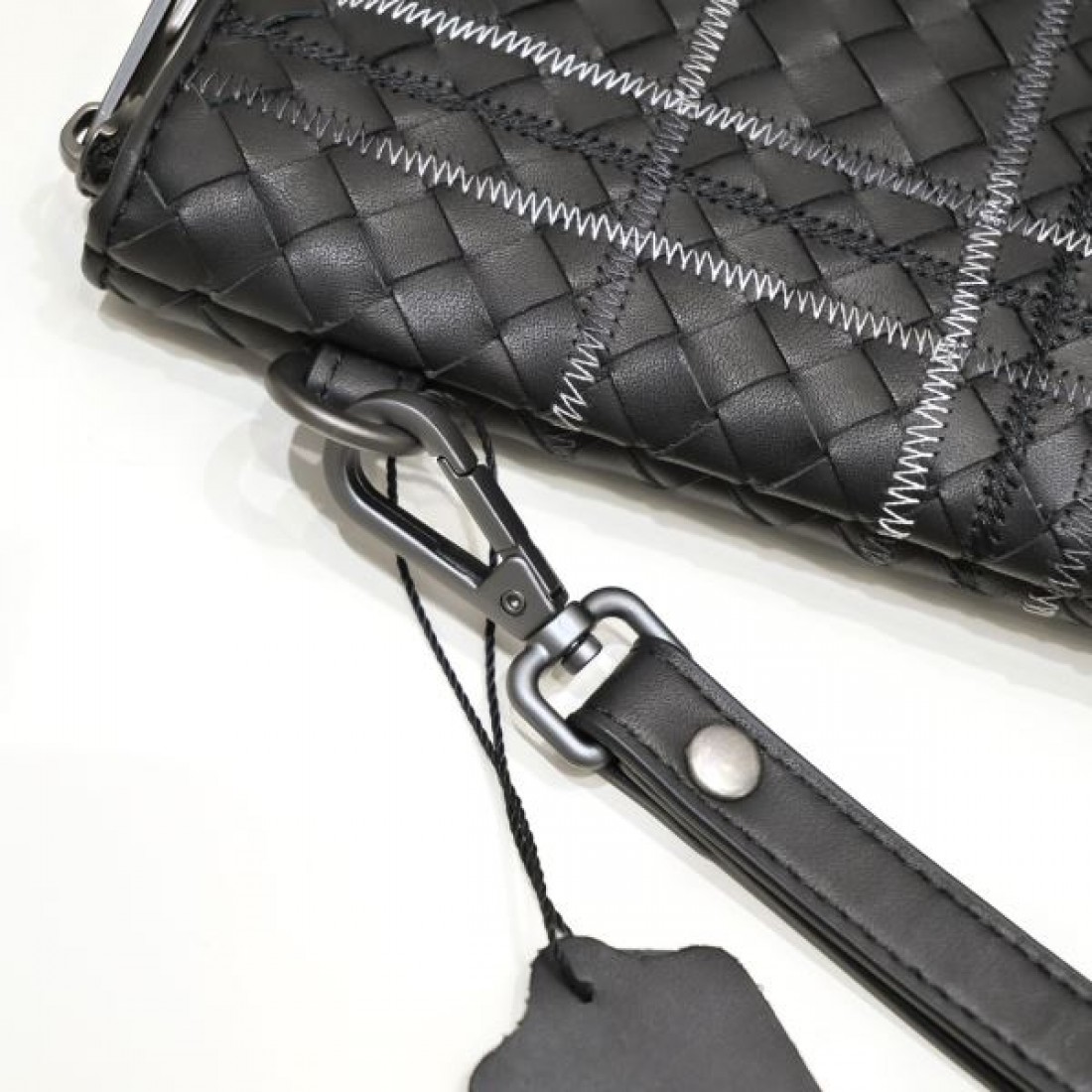 エフォートレスで洗練された BOTTEGA VENETA ボッテガヴェネタ 偽物 クラッチバッグ