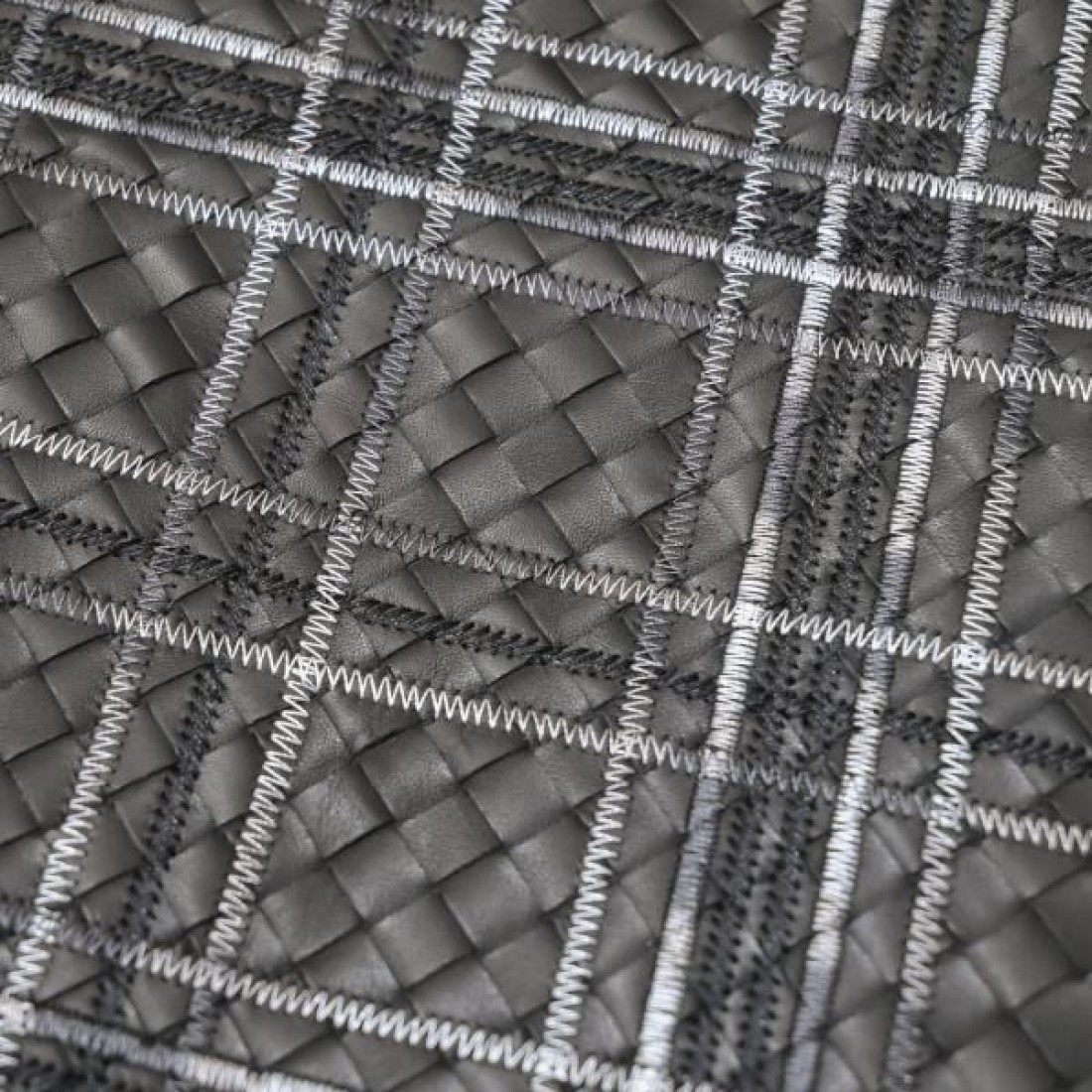 エフォートレスで洗練された BOTTEGA VENETA ボッテガヴェネタ 偽物 クラッチバッグ