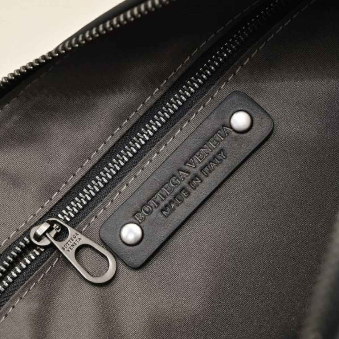 エフォートレスで洗練された BOTTEGA VENETA ボッテガヴェネタ 偽物 クラッチバッグ