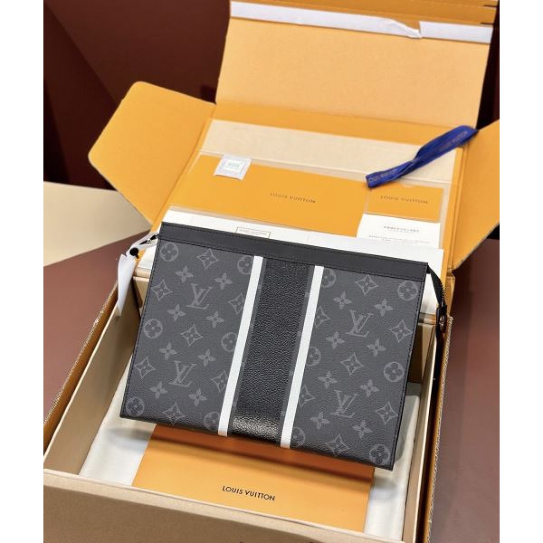 モダンでスタイリッシュな印象 ルイヴィトン 偽物 クラッチバッグ LOUIS VUITTON