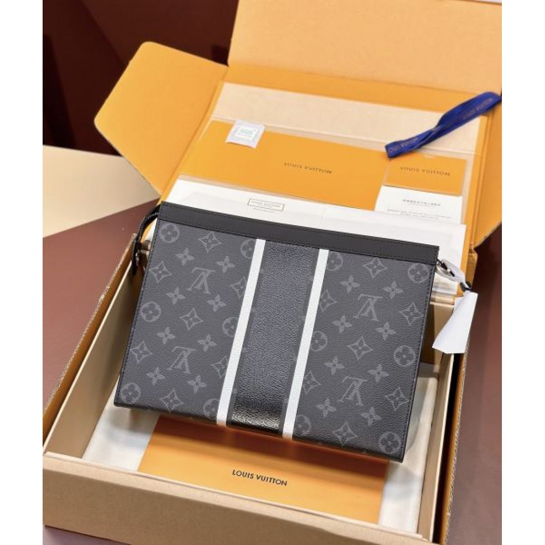 モダンでスタイリッシュな印象 ルイヴィトン 偽物 クラッチバッグ LOUIS VUITTON