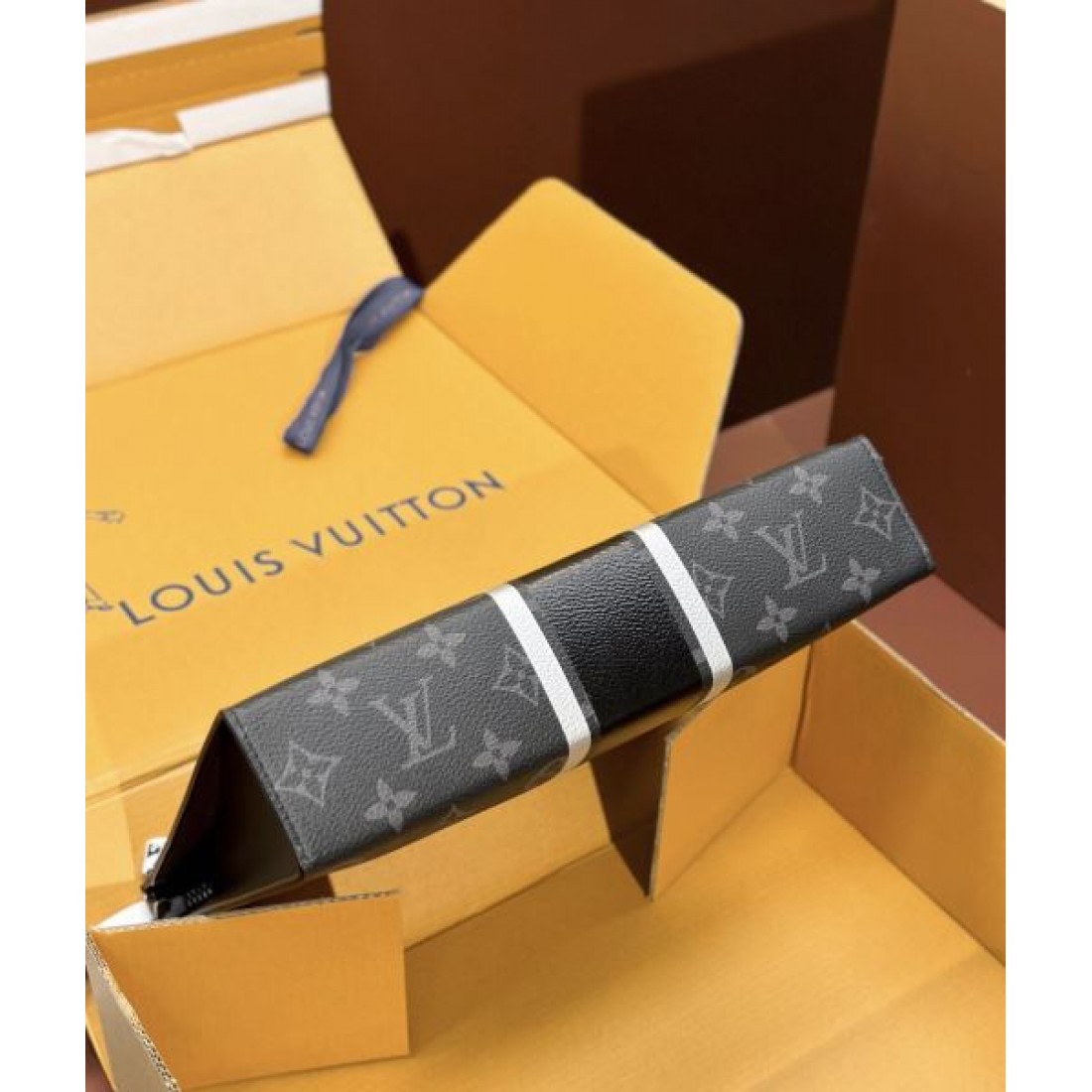 モダンでスタイリッシュな印象 ルイヴィトン 偽物 クラッチバッグ LOUIS VUITTON