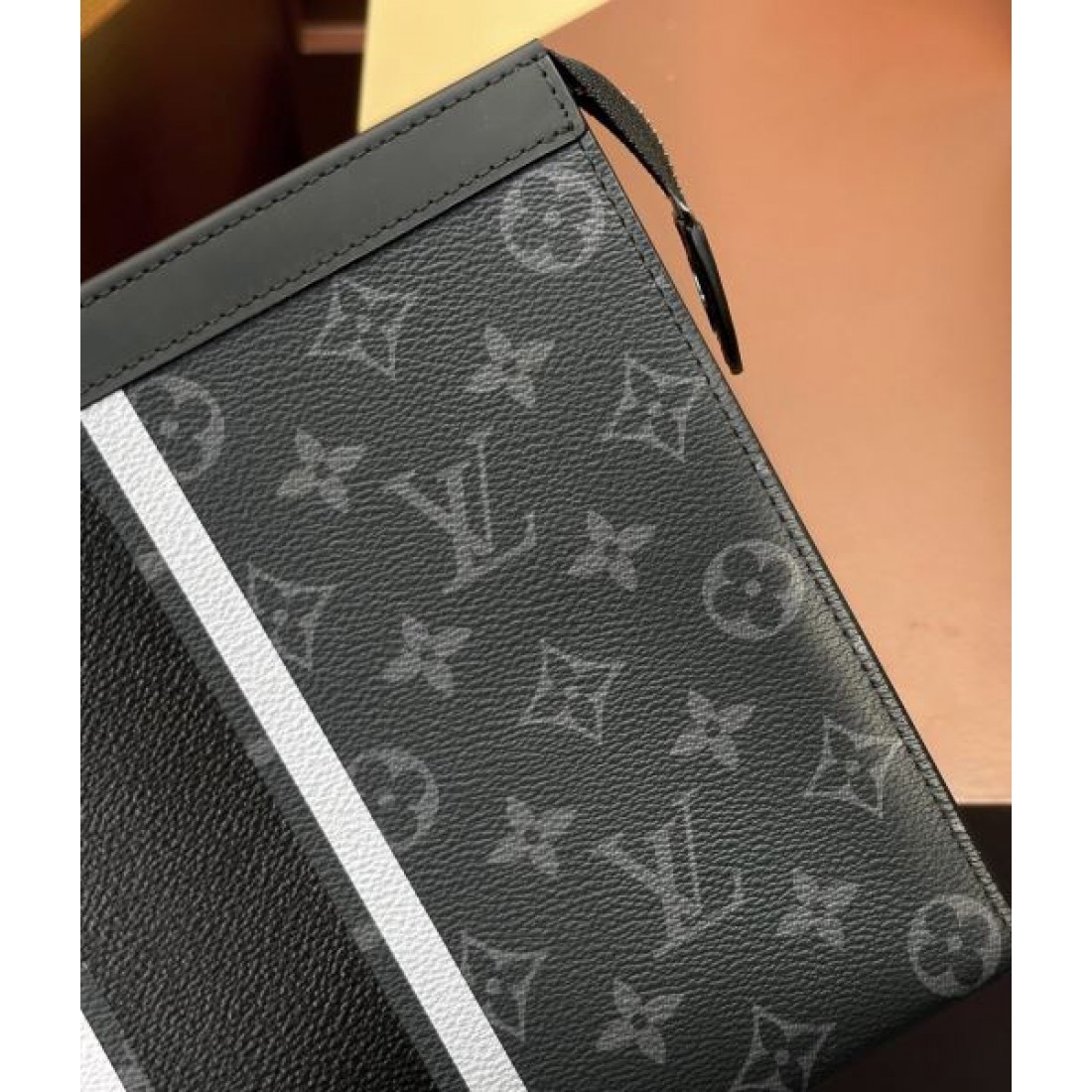 モダンでスタイリッシュな印象 ルイヴィトン 偽物 クラッチバッグ LOUIS VUITTON