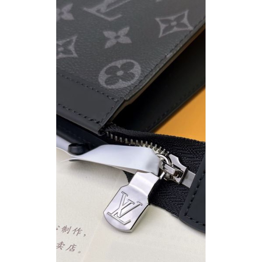 モダンでスタイリッシュな印象 ルイヴィトン 偽物 クラッチバッグ LOUIS VUITTON