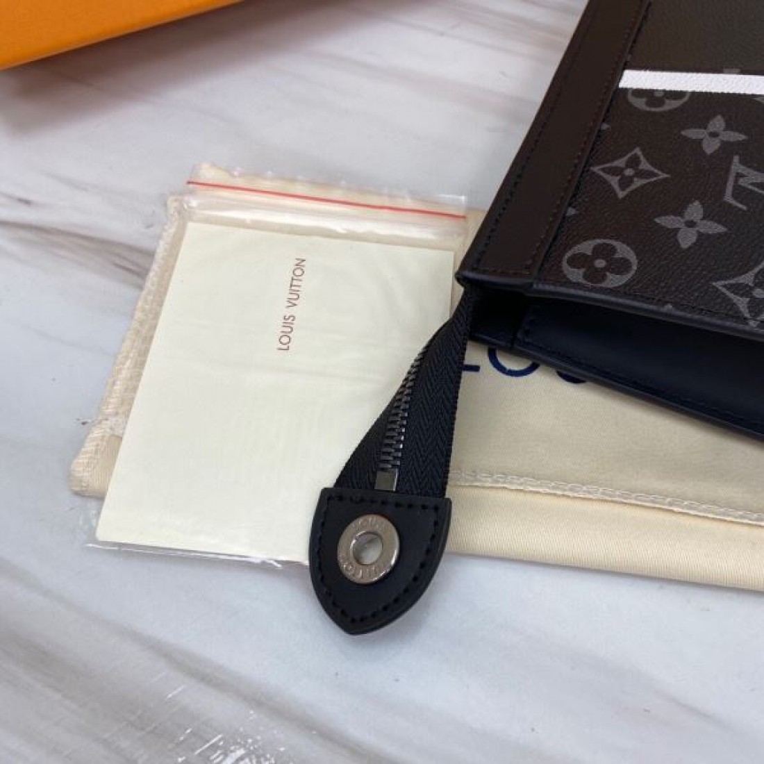 モダンでスタイリッシュな印象 ルイヴィトン 偽物 クラッチバッグ LOUIS VUITTON