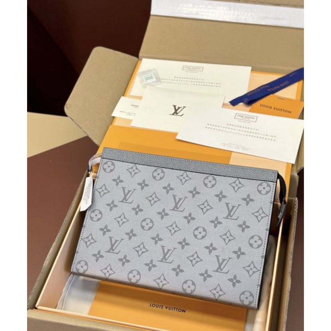 ルイヴィトン 偽物 クラッチバッグ LOUIS VUITTON クラシカルでコンパクトな存在感