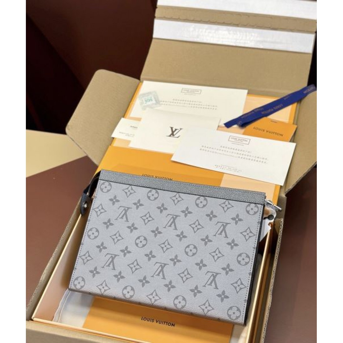 ルイヴィトン 偽物 クラッチバッグ LOUIS VUITTON クラシカルでコンパクトな存在感