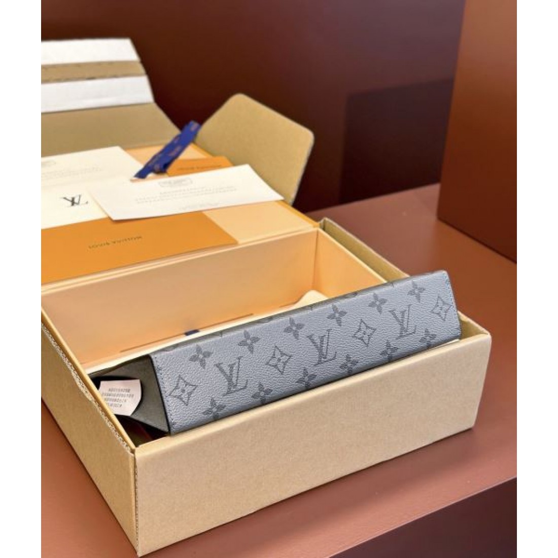 ルイヴィトン 偽物 クラッチバッグ LOUIS VUITTON クラシカルでコンパクトな存在感