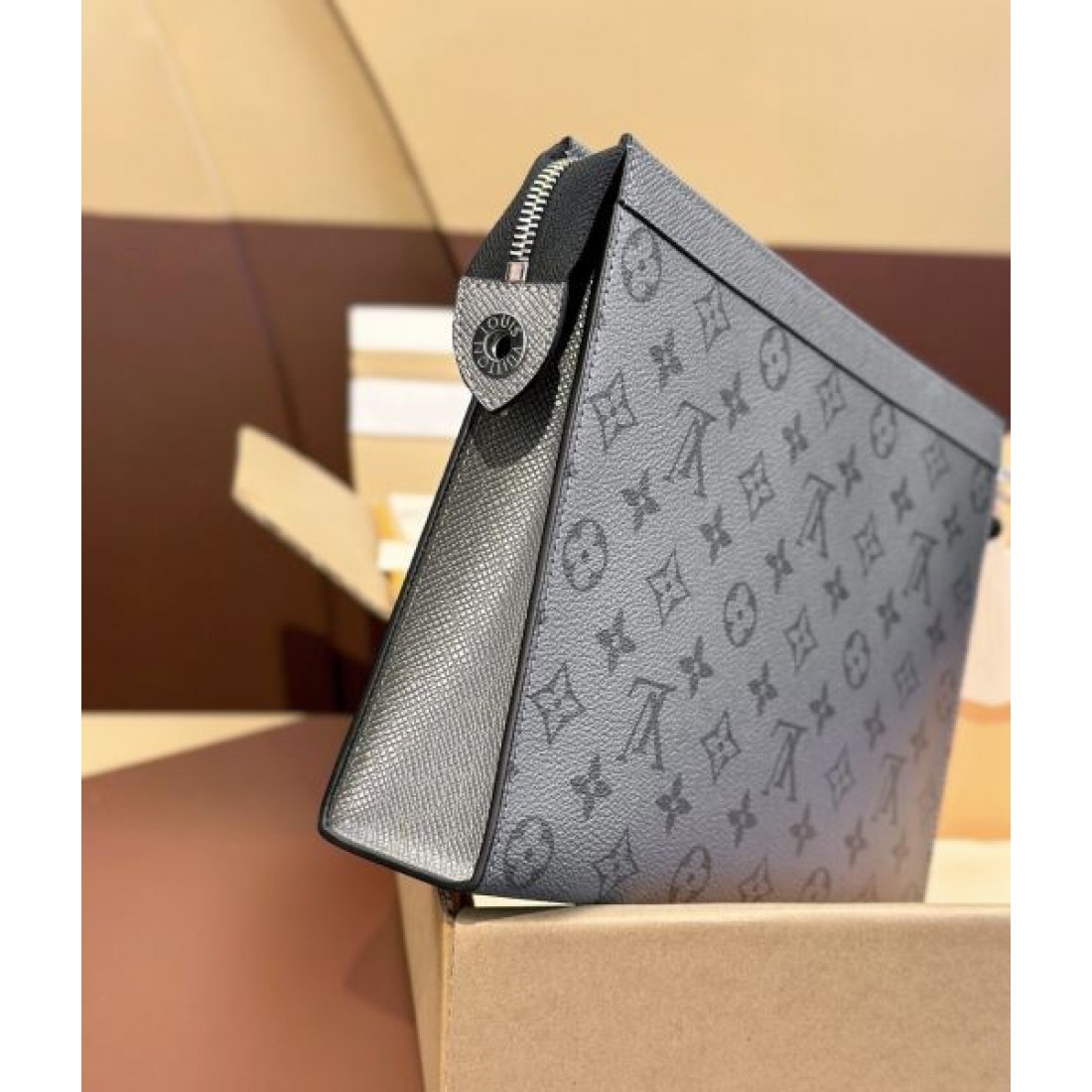ルイヴィトン 偽物 クラッチバッグ LOUIS VUITTON クラシカルでコンパクトな存在感